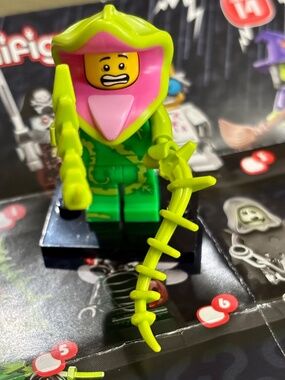 LEGO SERIES 14 "Plant Monster" (col14-5) with Stand, Pamphlet & Accessories